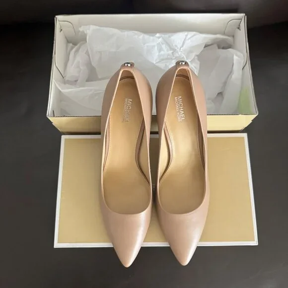 Michael Kors Dorothy flex pump  Leather Pointed-Toe Heels MK Logo Size 6.5M khak - Picture 9 of 11